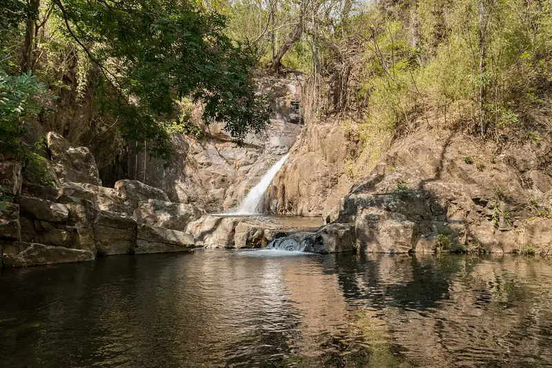 Cascada entre la vegetación de Boquete