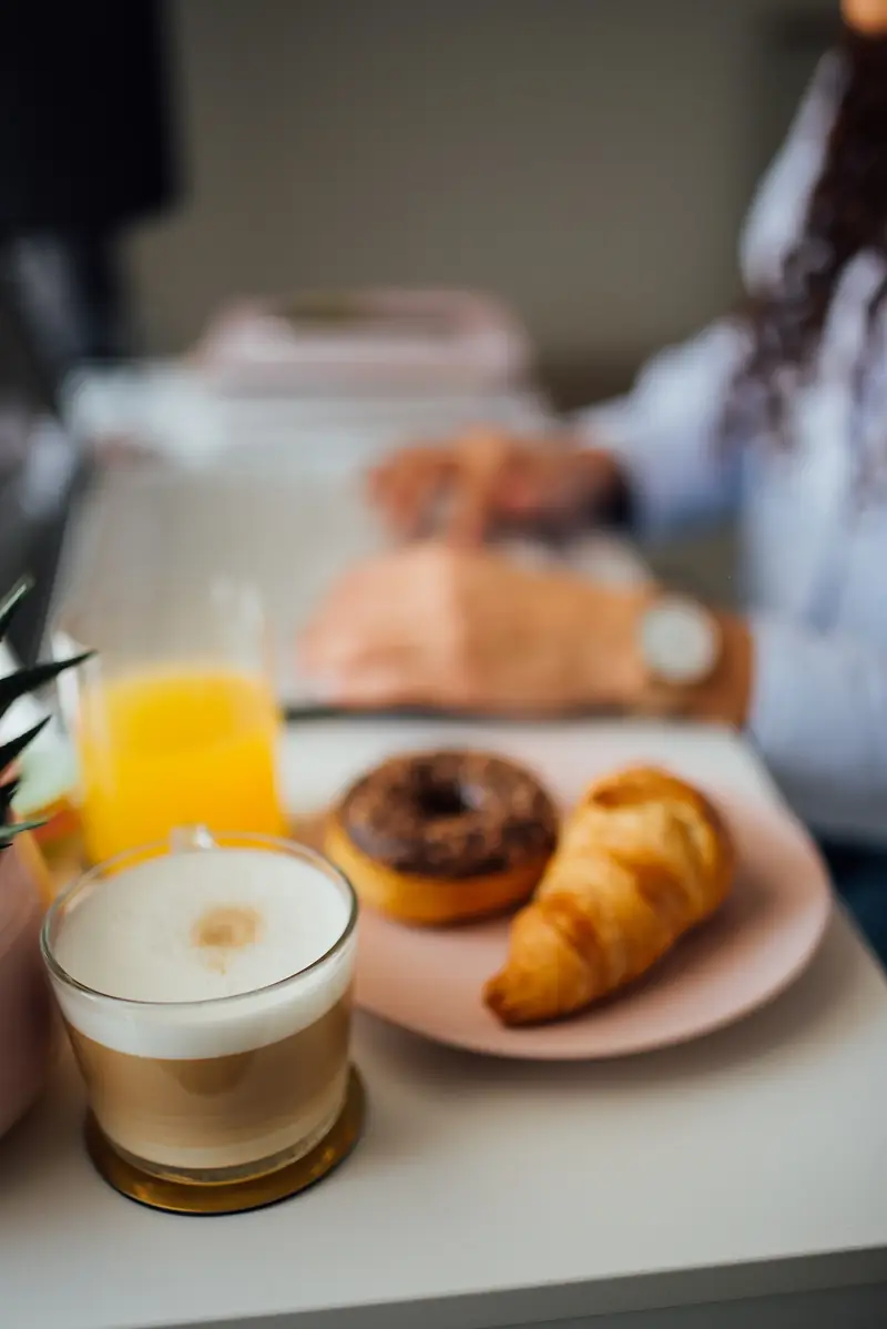 Desayuno con café, pan y jugo sobre la mesa