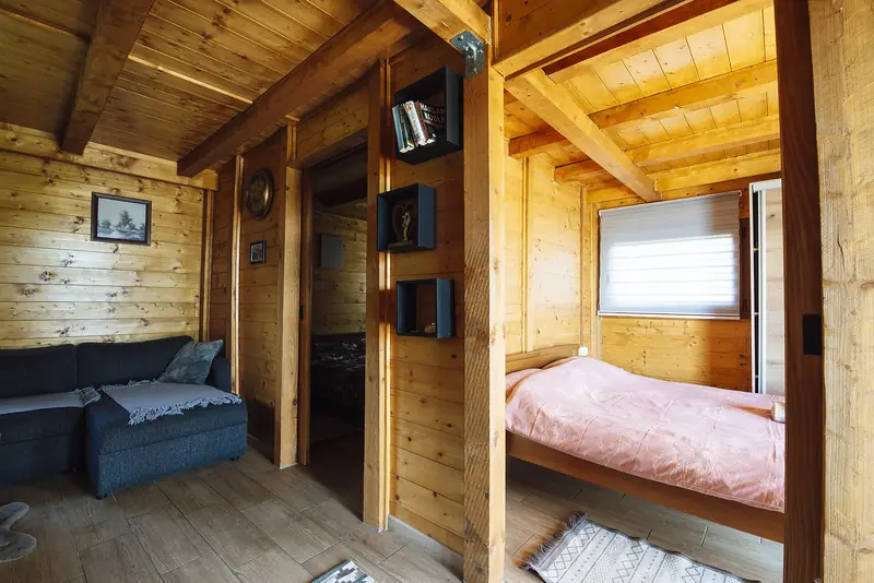 Habitación de madera con cama queen