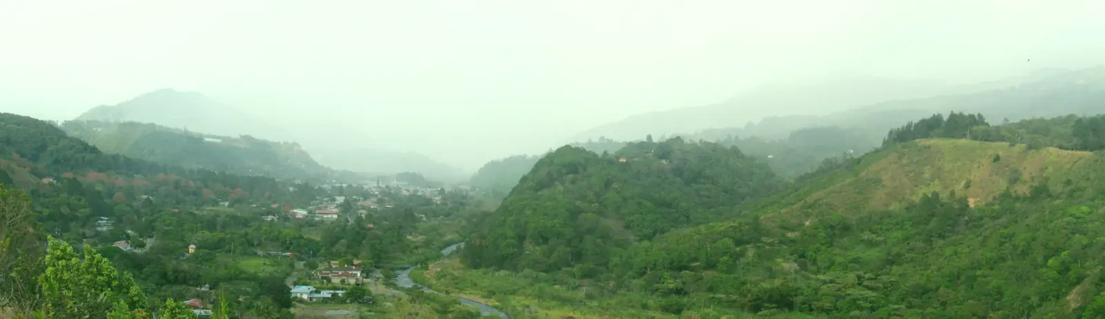 Valle de Boquete entre montañas y niebla
