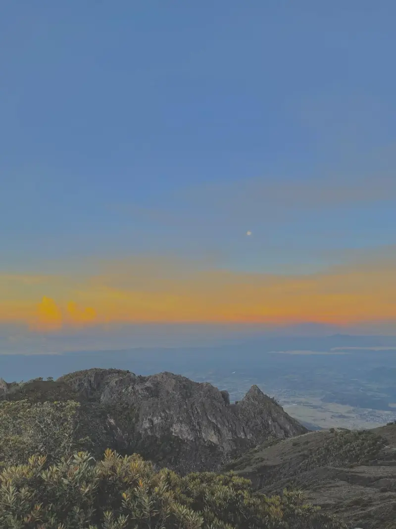 Amanecer sobre las nubes en el Volcán Barú